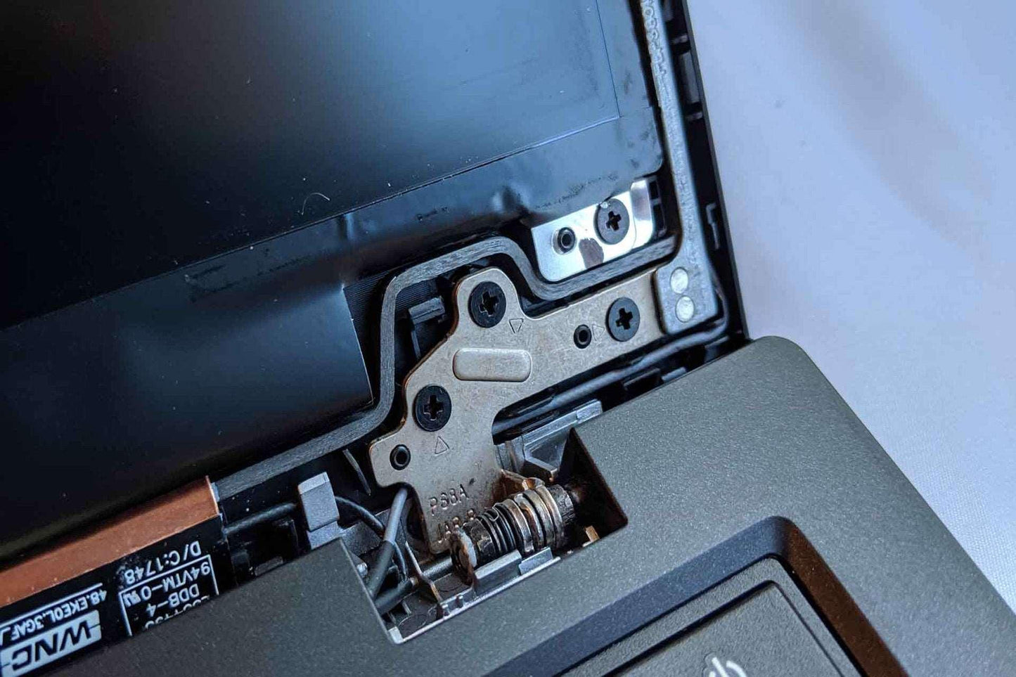 Reparatii, Inlocuire Balamale Laptop